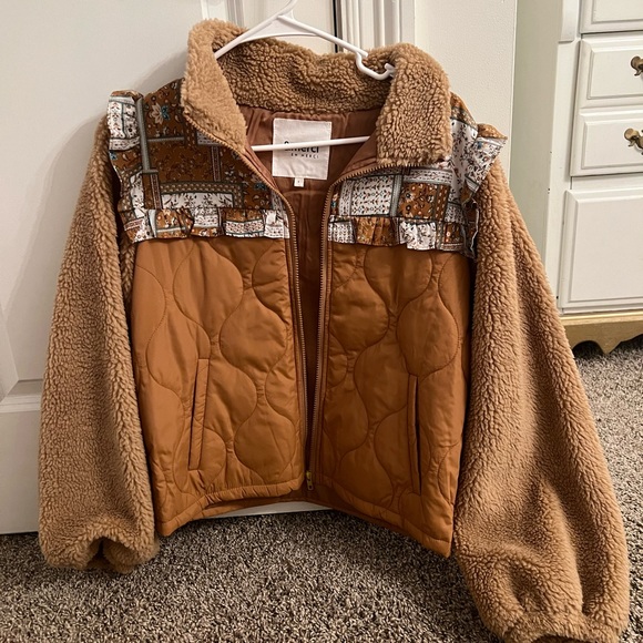 Never worn boutique jacket with pattern detailing! Size small - Picture 3 of 3